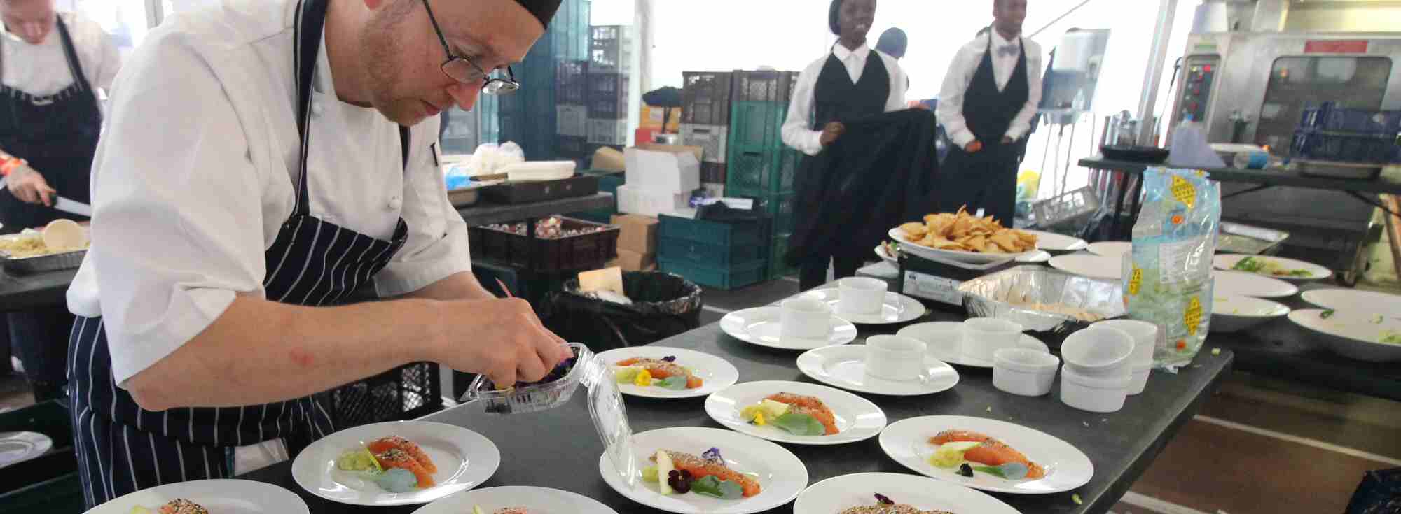 مطابخ مؤقتة ومعدات تقديم الطعام للمناسبات